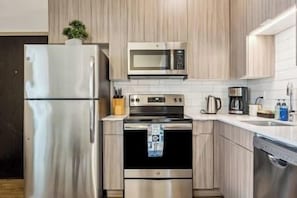 Refrigerador, microondas, horno, placa de cocina