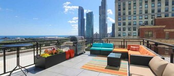 Downtown 3bd Penthouse| Lake Mich VIEWS +gym