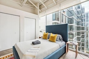 3 habitaciones, tabla de planchar con plancha y cuna de viaje