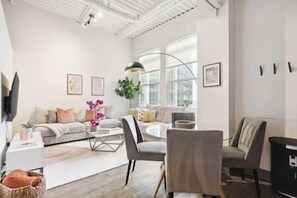 Een smart-tv en boeken