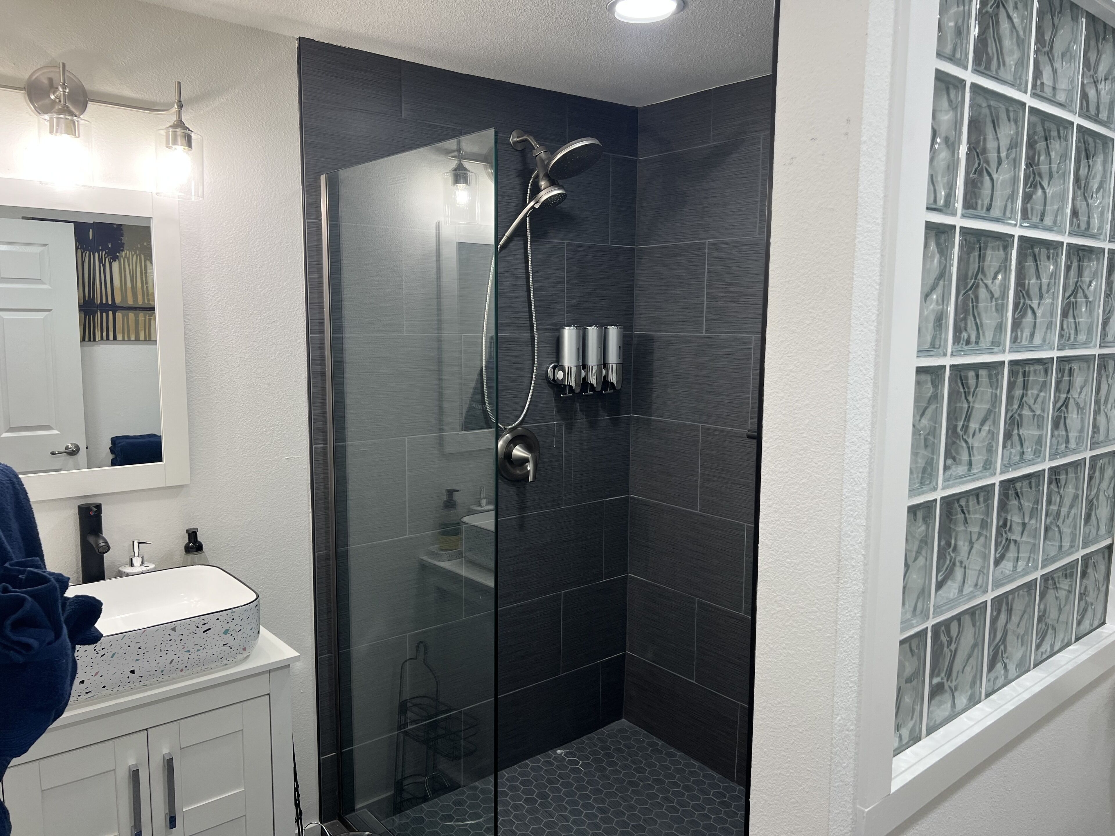 Regadera, secadora de cabello, toallas, jabón 