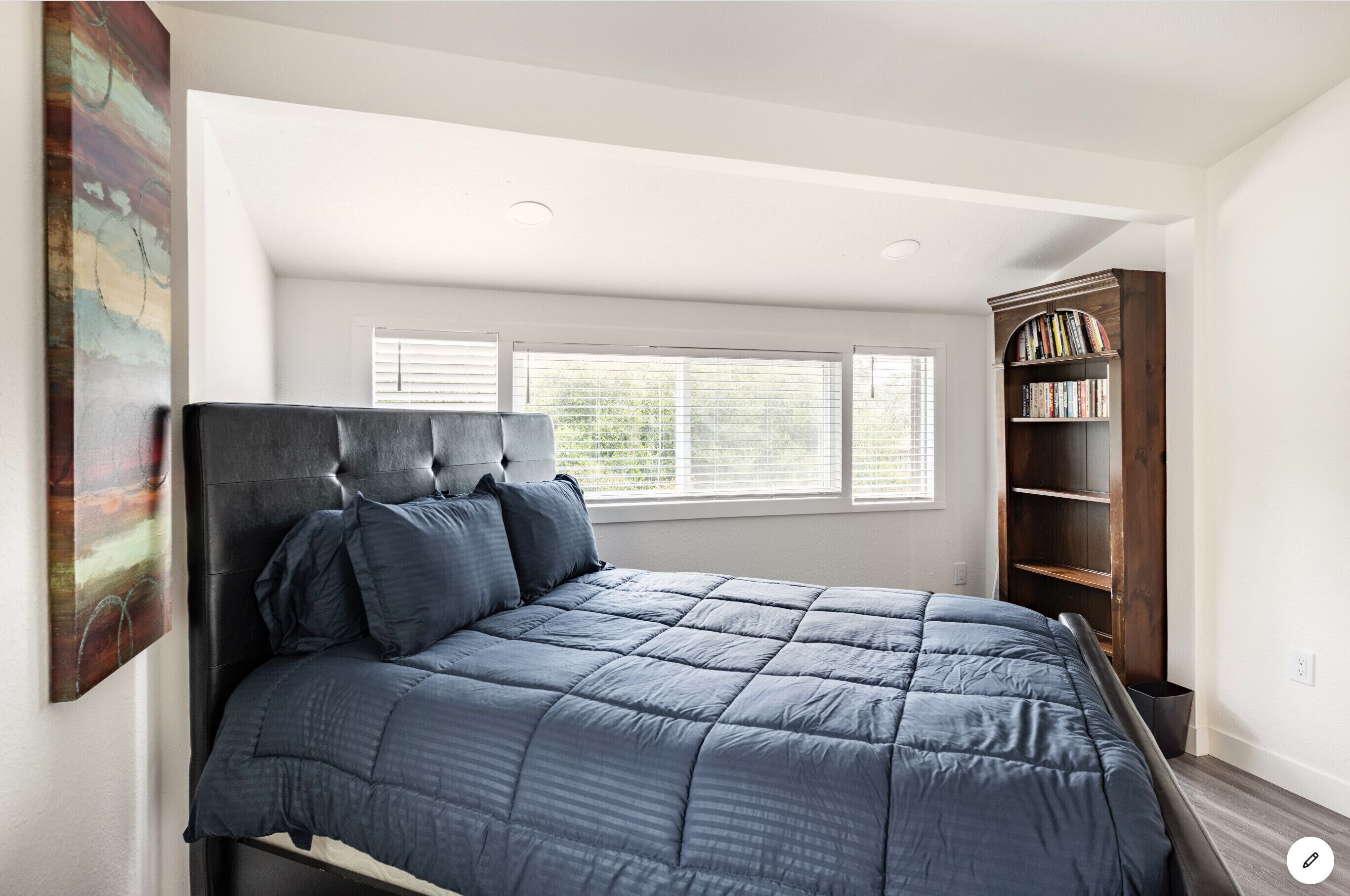 2 habitaciones, caja de seguridad en la habitación y escritorio 