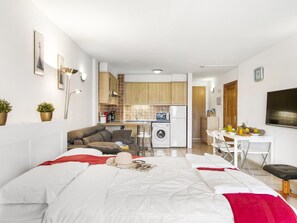 Iron/ironing board, Internet, bed sheets