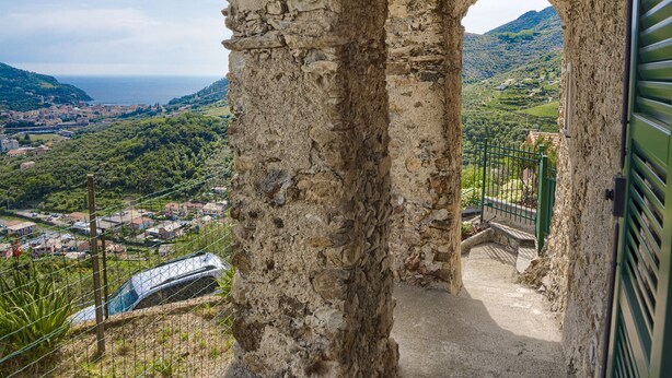 A stone archway leading to a pathway with a view of a coastal town and hills. - Blueberry - Charming apartment, with panoramic terrace with a view over Levanto (Montale)