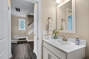 House, 4 Bedrooms | Bathroom
