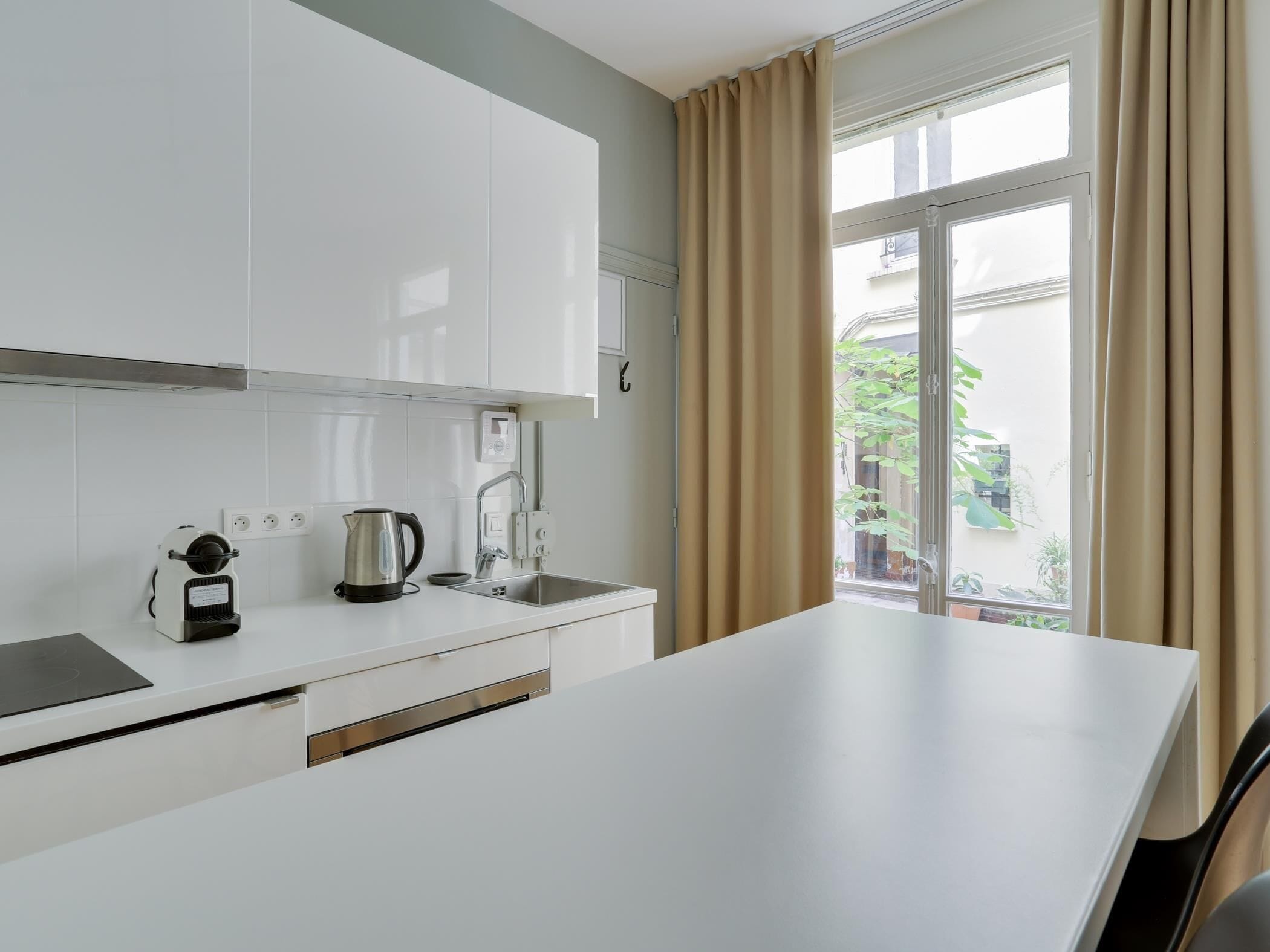 Fridge, coffee/tea maker