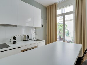 Fridge, coffee/tea maker - Charming studio in the heart of Paris for 2 people (Paris)