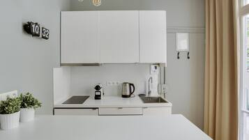 Fridge, coffee/tea maker