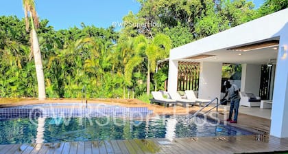 PARADISE VILLA CHEF+FOOD GOLF POOL BBQ KING BEDS