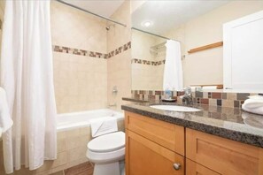 Duschwanne, Haartrockner, Handtücher, Seife