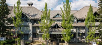 Ski-in Ski-out 2 bed 2 bath at Upper Village Heated pool, 2 Jaccuzi, Ski vallet 