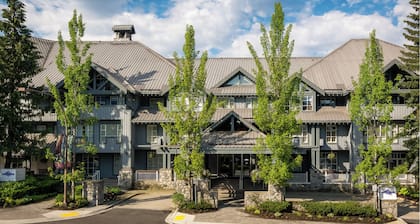 Ski-in Ski-out 2 bed 2 bath at Upper Village Heated pool, 2 Jaccuzi, Ski vallet