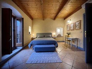 2 slaapkamers, een bureau, een strijkplank/strijkijzer, reisbedje