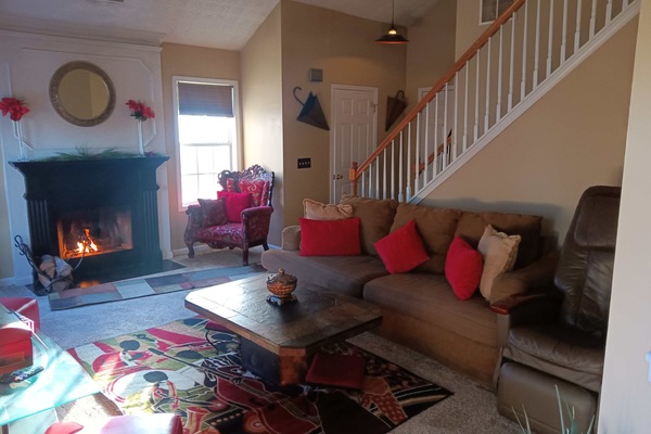 Smart-tv, een open haard, videospelletjes en boeken