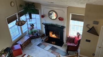 Smart-tv, eldstad, tv-spel och böcker