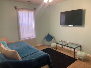 2 bedrooms, iron/ironing board, WiFi, bed sheets - Enchanting Cottage Home nearby Airport (Conley)