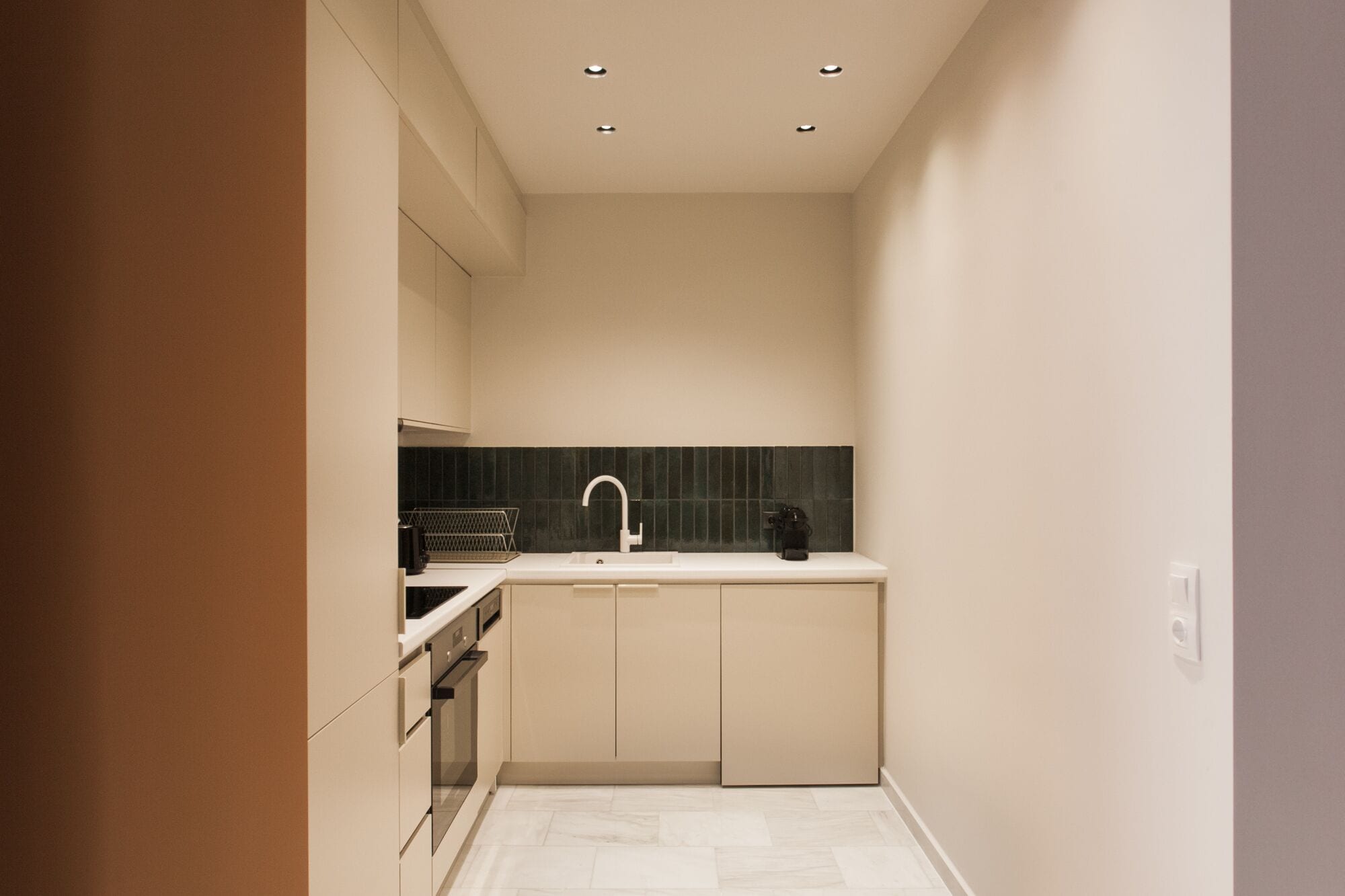 Réfrigérateur, four, lave-vaisselle, cafetière/bouilloire