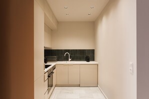 Kjøleskap, ovn, oppvaskmaskin og kaffetrakter/tekoker