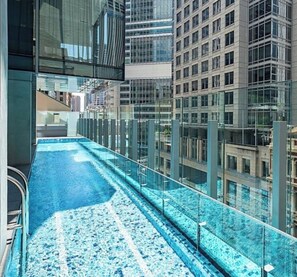 Een binnenzwembad, een buitenzwembad