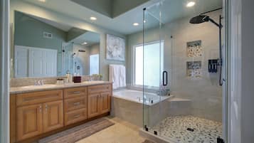 Combined shower/bathtub, hair dryer, bidet, towels