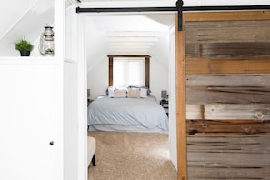 5 bedrooms, desk, iron/ironing board, travel cot