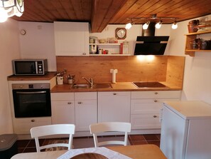 Kylskåp, mikrovågsugn, ugn och spishäll
