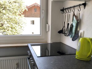 Kühlschrank, Ofen, Wasserkocher mit Kaffee-/Teezubehör, Toaster