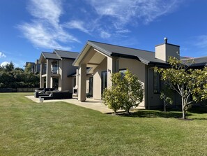 Exterior - Spacious private estate with swim spa and amazing mountain views (Wanaka)