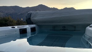Ein Whirlpool im Freien mit Blick auf die Berge.