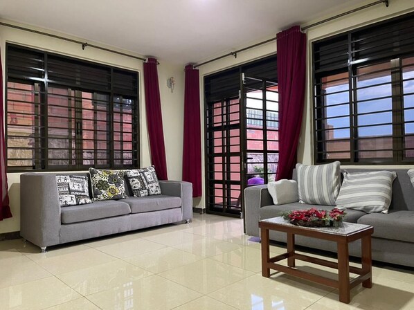 TV, books - The Mugabi's Spacious Private Room (Kigali)