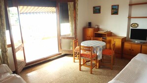 Ein Zimmer mit einem Bett, einem Schreibtisch, einem Stuhl und einem Fernseher.