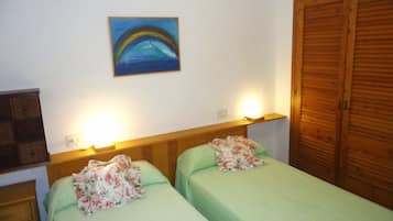 2 slaapkamers, een strijkplank/strijkijzer, beddengoed