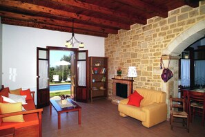 TV, caminetto, lettore DVD