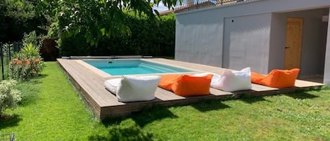 Una piscina al aire libre