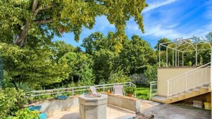 A rooftop garden with a seating area, a pergola, and a staircase leading to an upper level. - Attractive holiday home in Kraljevica with garden (Kraljevica)