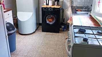 Kühlschrank, Mikrowelle, Ofen, Wasserkocher mit Kaffee-/Teezubehör