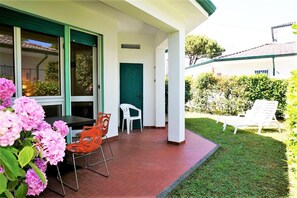 Outdoor dining - Villa in Caorle near Spiaggia Tartaruga (Porto Santa Margherita (VE))