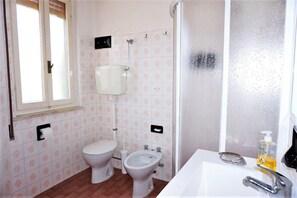 Shower, bidet - Villa in Caorle near Spiaggia Tartaruga (Porto Santa Margherita (VE))