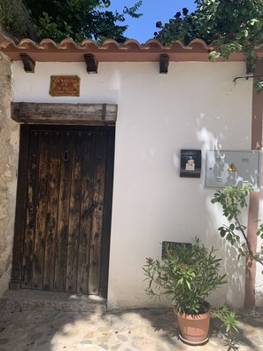 Exterior detail - Snow Well House (Iznatoraf)