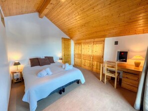 5 bedrooms, WiFi, bed sheets - A 10 person chalet directly on the piste with panoramic views (Landry)