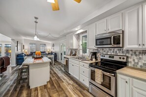 Refrigerador, microondas, horno, lavavajillas