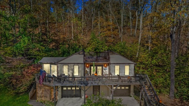 Ein zweistöckiges Haus mit Balkon, Garage und einer Treppe, die zum Obergeschoss führt.