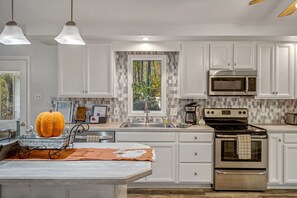 Jääkaappi, mikroaaltouuni, uuni, astianpesukone