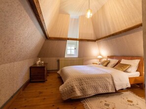 5 bedrooms, desk, free internet