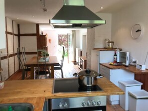 Een koelkast, een magnetron, een oven, een kookplaat