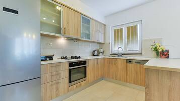 Kühlschrank, Mikrowelle, Ofen, Herdplatte