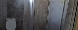 Klassiek appartement, 1 slaapkamer | Badkamer | Een douche, een regendouche, handdoeken