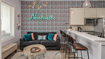 Frigorífico, microondas, horno y placa de cocina