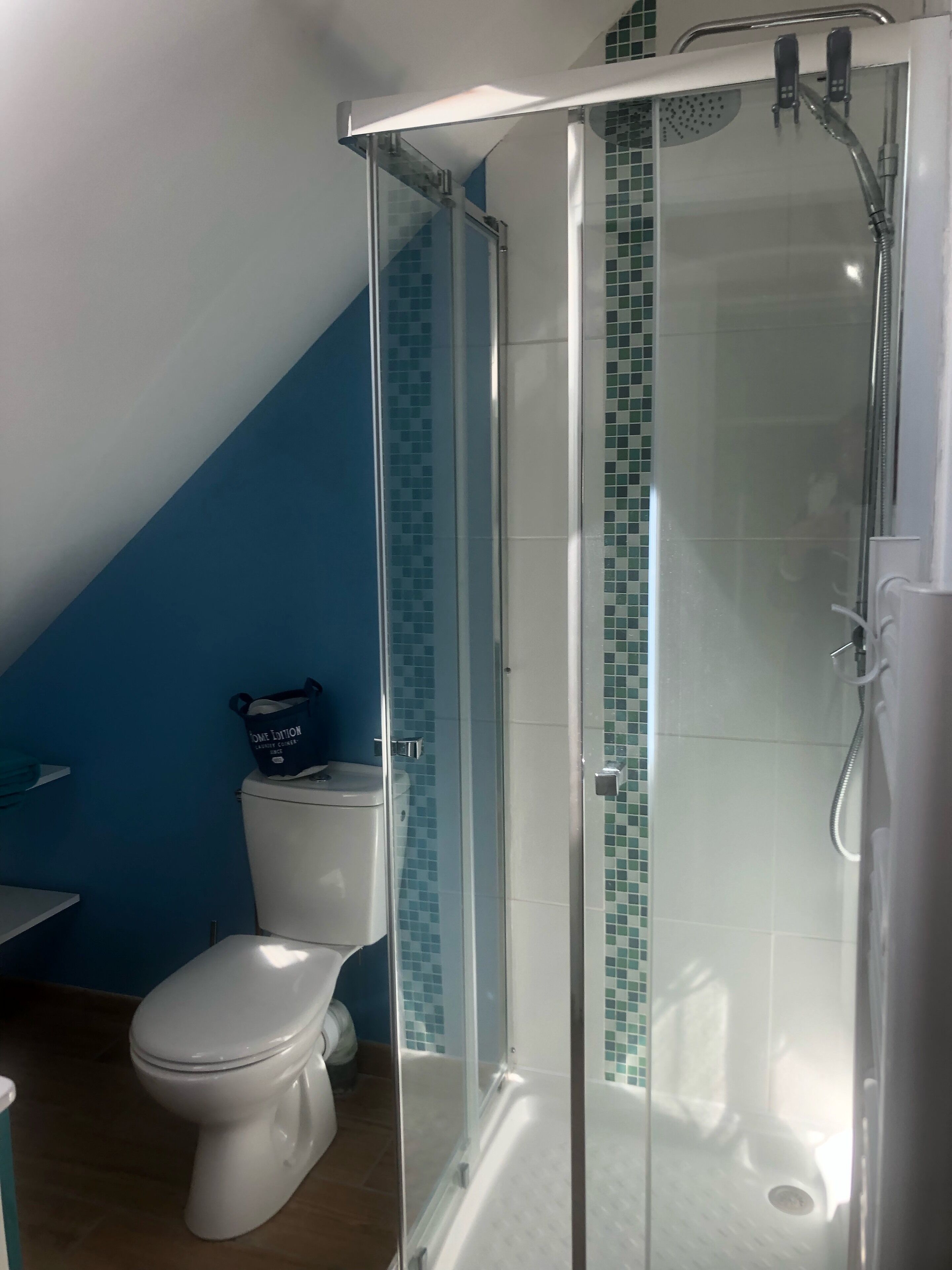 Douche, sèche-cheveux, serviettes fournies, savon