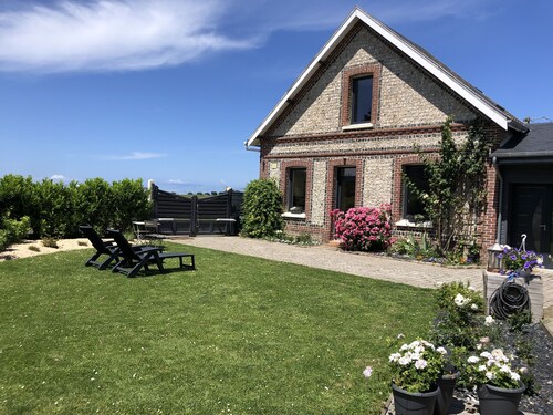 Romantic cottage 3 minutes from Etretat with garden - free parking